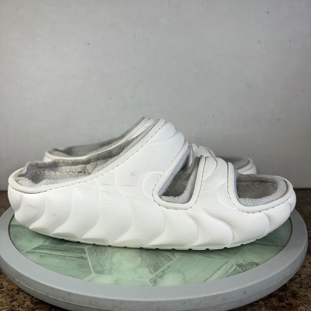 Crocs Classic Fur Sure‎ Sandals White Fuzzy Slip On Slides Women's Comfy